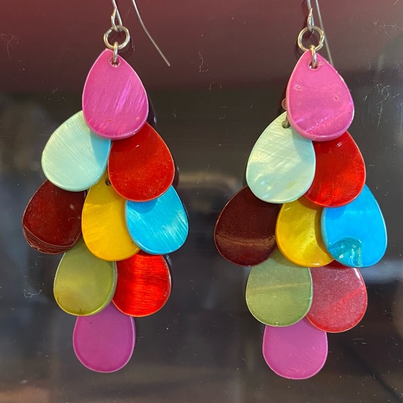 10 pair of lightweight dangle earrings. - Picture 10 of 11